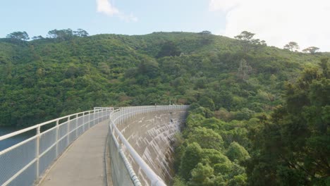 Eine-Totalaufnahme-Des-Staudamms-Oben-Im-Tal-Mit-Menschen-Darauf-In-Neuseeland,-Wellington,-Neuseeland