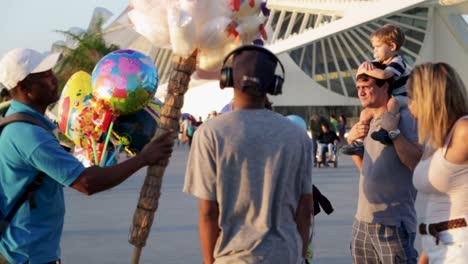 Un-Vendedor-Ambulante-Vende-Algodón-De-Azúcar-Y-Globos-Coloridos-En-Praca-Maua,-En-El-Centro-De-Río-E-Janeiro,-Brasil.