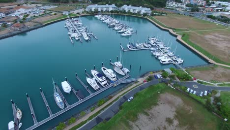 Gentle-fly-around-boats-in-marina,-Airlie-Beach,Queensland,-Australia