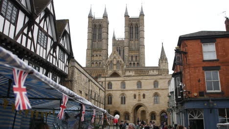 Die-Lincoln-Cathedral-Church-Thront-über-Der-Marktstadt-In-Englands-Historischer-Stadt