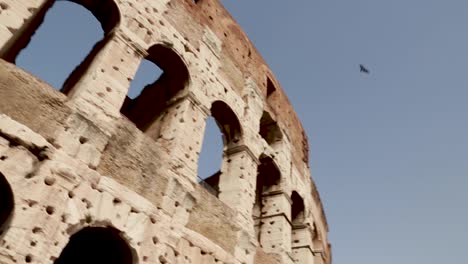 Vista-Desde-El-Suelo-De-La-Fachada-Del-Coliseo-Romano-En-Roma,-Italia.