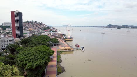 Vista-Aérea-Del-Malecón-Simón-Bolivar-En-Guayaquil,-Un-Lugar-De-Atracción-Turística-Y-Recreativa-Con-Monumentos,-Noria-Y-Espacio-Para-Caminar-Para-La-Población-Local-Y-Los-Turistas