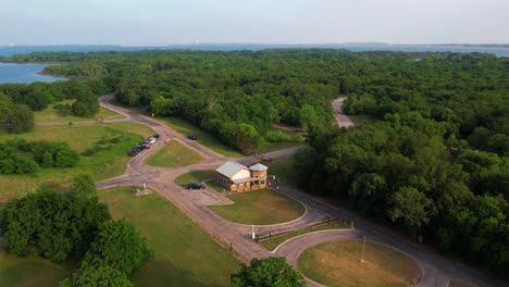 Imágenes-Aéreas-Editoriales-De-La-Puerta-De-Entrada-En-Westlake-Park-En-El-Lago-Lewisville-En-Hickory-Creek,-Texas