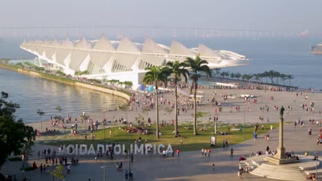 Museo-Del-Mañana,-Durante-La-Puesta-De-Sol-Sobre-Praca-Maua,-Río-De-Janeiro,-Brasil