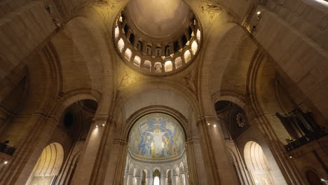 Hermoso-Interior-De-La-Cúpula-De-Montmartre,-La-Cámara-Se-Inclina-Hacia-Arriba,-Iluminación-Cinematográfica-Natural,-Pintoresca-Catedral,-París,-Francia