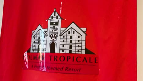 Ikonische-Logo-Flagge-Des-Französischen-Themenresorts-Colmar-Tropicale,-Malaysia