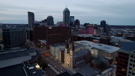 Indianapolis,-Indiana-Downtown-In-Der-Abenddämmerung-Drohnenantenne