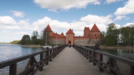Trakai,-Lituania-4-De-Mayo-De-2023:-Castillo-Medieval-Gótico-De-La-Isla,-Situado-En-El-Lago-Galve