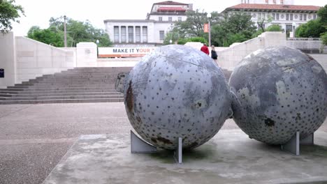 La-Estatua-Del-Oeste-En-El-Campus-De-La-Universidad-De-Texas-En-Austin,-Texas,-Con-Un-Video-De-Cardán-Dando-Vueltas.