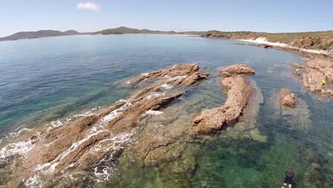 Drone-Sobre-Snorkel-Explorando-Rocas-Cerca-De-La-Gran-Barrera-De-Coral,-Australia