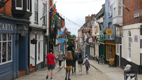 Lincoln-Steep-Hill-Street-busy-with-pedestrians-and-tourists-in-a-traditional-British-historic-town