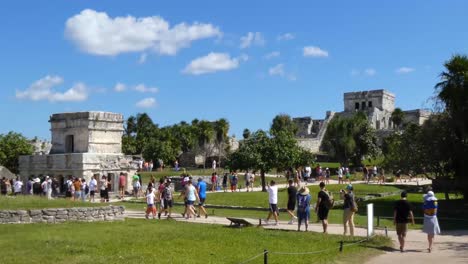 Turistas-Alrededor-Del-Templo-De-Los-Frescos-Y-El-Castillo-En-El-Sitio-Arqueológico-De-Tulum,-Quintana-Roo,-México