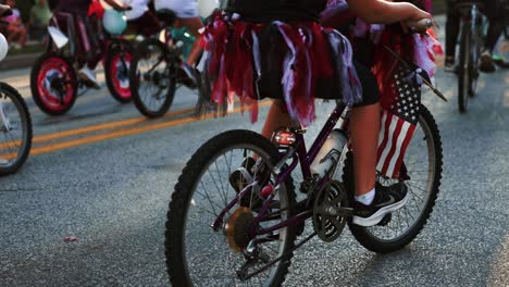 Mädchen-Auf-Dem-Fahrrad-Bei-Der-Parade-Am-4.-Juli-Mit-Amerikanischer-Flagge