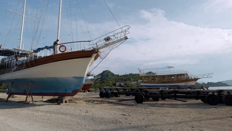 Mann-Beschäftigt-Sich-An-Deck-Der-Yacht-Im-Trockendock-Von-Simena-Und-Bereitet-Sich-Auf-Die-Touristensaison-Vor