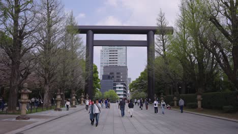 Gateway-Torii-Am-Yasukuni-Schrein,-Frühling-In-Tokio