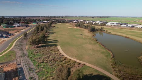 Yarrawonga,-Victoria,-Australia---14-De-Mayo-De-2023:-Sobre-El-Campo-De-Golf-Black-Bull-Hasta-Una-Nueva-Etapa-Residencial-Con-Casas-En-Construcción-En-La-Finca-Silverwoods-En-Yarrawonga-Victoria