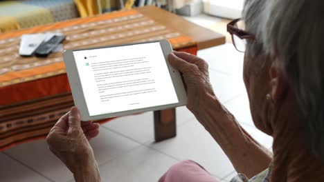 Nahaufnahme-Einer-älteren-Frau,-Die-Ihr-Tablet-Mit-ChatGPT-Verwendet-Und-Ausführliche-Erklärungen-Zu-Komplizierten-Themen-In-Der-Häuslichen-Umgebung-Gibt