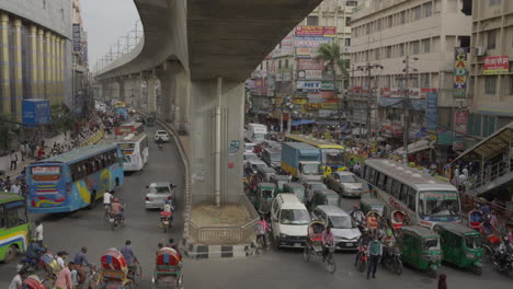 Eine-Belebte-Straße-Der-Stadt-Dhaka-Im-Mirpur-10-Kreis-–-Stau-In-Der-Stadt-Dhaka-–-Hochwertiges-4K-Filmmaterial-–-Hauptstadt-Bangladeschs