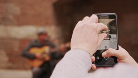 Person-Zoomt-Mit-Smartphone-Auf-Straßenmusiker-Und-Fotografiert-In-Barcelona,-Spanien