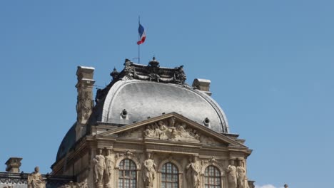 Französische-Flagge-Weht-In-Der-Westfassade-Des-Pavillons-Sully,-Innenhof-Des-Louvre-Palastes-In-Paris,-Frankreich