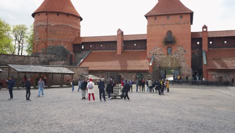 Trakai,-Litauen-4.-Mai-2023:-Touristen-Besuchen-Den-Innenhof,-Das-Museum-Und-Ein-Kulturzentrum-Der-Gotischen-Inselburg-Von-Trakai,-POV,-Steadicam-Aufnahme