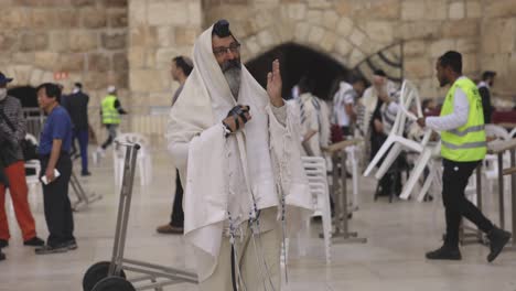 Jewish-Man-Pray-Alone-At-The-Wailing-Wall,-Cotel