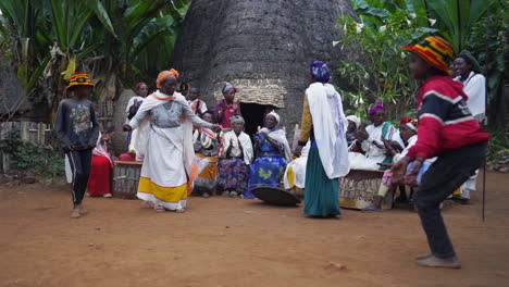 Pueblo-Tribal-Etíope-Dorze-Bailando-Y-Haciendo-Música-Frente-A-Una-Choza-De-Paja-En-La-Aldea-Dorze-Cerca-De-Arbaminch
