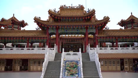 Hermosa-Vista-Frontal-Del-Paisaje-De-La-Arquitectura-Del-Templo-Thean-Hou,-Kuala-Lumpur,-Malasia