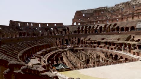 Vista-Panorámica-Dentro-Del-Coliseo-Romano-En-Roma,-Italia