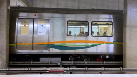 Timelapse-De-La-Gente-Que-Espera-Dentro-De-Una-Estación-De-Metro