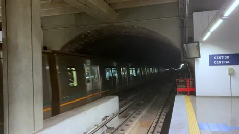 Eine-U-Bahn-Fährt-In-Die-U-Bahn-Station-Ein