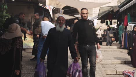 Palestinos-En-Un-Concurrido-Mercado-De-Oriente-Medio-En-Jerusalén,-Israel,-Enfoque-Superficial