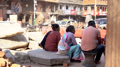 Foto-De-Nepaleses-Sentados-Y-Charlando-Entre-Ellos-En-Katmandú,-Nepal,-Durante-El-Día-Soleado.