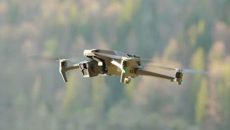 Dji-Mavic-3-Pro-Quadcopter-Drone-Flotando-En-El-Aire,-De-Cerca