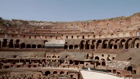 Vista-Panorámica-Dentro-De-La-Arena-Del-Coliseo-Romano-En-Roma,-Italia