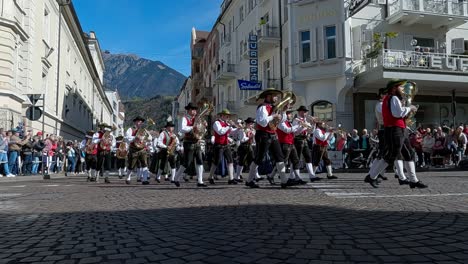 Eine-Musikkapelle-Marschiert-Beim-Alljährlichen-Haflingerumzug-Durch-Die-Meraner-Innenstadt