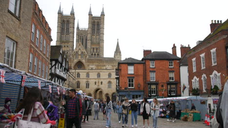 Lincoln-Marktstadt-Mit-Einer-Atemberaubenden-Mittelalterlichen-Kathedrale,-Die-über-Der-Stadt-Thront-Und-Voller-Touristen-Und-Einkaufsbummel-Ist