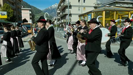 Eine-Blaskapelle-Marschiert,-Während-Sie-Ein-Musikstück-Spielt