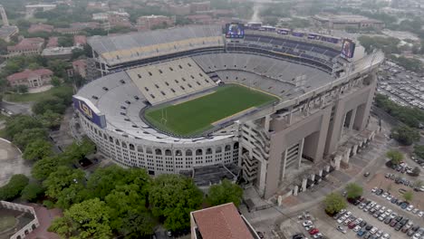 Estadio-Del-Tigre-De-La-Universidad-Estatal-De-Luisiana-En-Baton-Rouge,-Luisiana-Con-Video-De-Drones-Moviéndose-En-Círculo-De-Izquierda-A-Derecha-De-Cerca