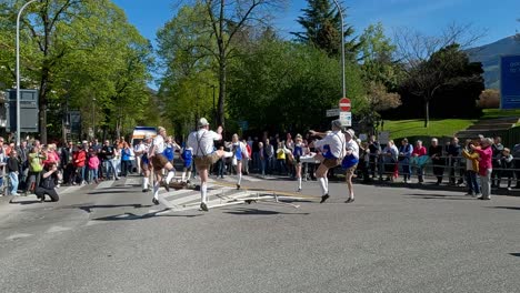 Un-Grupo-De-Schuplattler-Actuando-Durante-El-Desfile-Anual-De-Haflinger-En-Meran,-Tirol-Del-Sur,-Italia