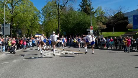 Eine-Gruppe-Von-Schuplattlern,-Die-Während-Der-Jährlichen-Haflingerparade-In-Meran,-Südtirol,-Italien,-Auftreten