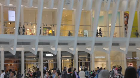 Pendler-Und-Menschen-Beim-Einkaufen-In-Berühmten-Geschäften-Des-Oculus-Mall,-World-Trade-Center-Path-Station,-New-York,-USA