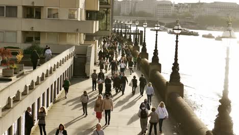 Ein-Schöner-Blick-Auf-Die-Themse-In-London-An-Einem-Sonnigen-Tag-Nach-Der-Krönung