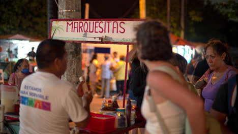 Menschen-Versammeln-Sich,-Um-Einen-Typisch-Mexikanischen-Snack-Namens-Marquesitas-Zu-Kaufen,-Der-Auf-Den-Straßen-Der-Innenstadt-Von-Isla-Mujeres-Mexiko-Zubereitet-Wird
