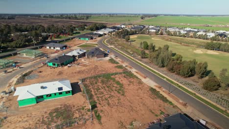 Yarrawonga,-Victoria,-Australia---14-De-Mayo-De-2023:-Sobre-El-Campo-De-Golf-Y-El-Revelador-Sitio-De-Construcción-De-Viviendas-Hasta-El-área-De-Viviendas-Establecida-En-Yarrawonga-Victoria