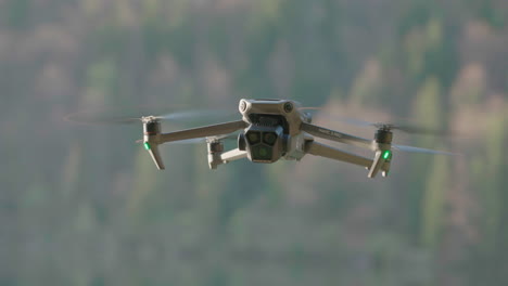 Dji-Mavic-3-Pro-Drone-Flotando-En-El-Aire