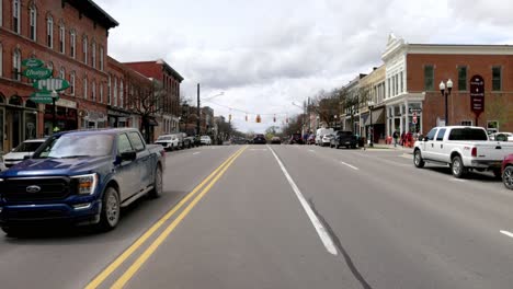 Downtown-Howell,-Michigan-on-the-street-with-cars-driving-stable-video