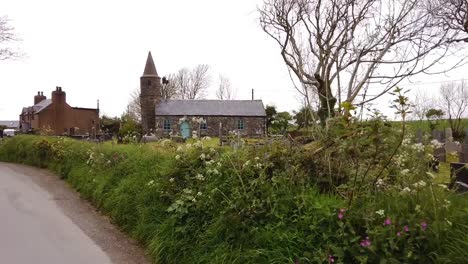 Einschiffige-Gotische-Kirche-Mit-Rundturm-Und-Grabstätte-In-Llandegwning-Auf-Der-Halbinsel-Llyn-Im-Norden-Von-Wales