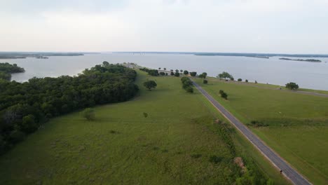 Redaktionelle-Luftübersicht-über-Den-Westlake-Park-In-Hickory-Creek,-Texas,-Am-Lake-Lewisville