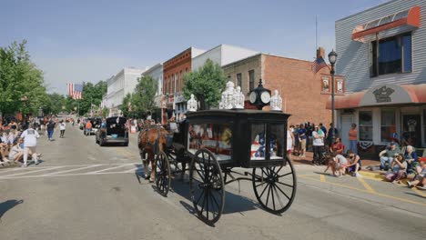 Pferdekutsche,-Leichenwagen,-Parade-Zum-Vierten-Juli,-Gedenktag,-Sarg,-Gefallener-Soldat